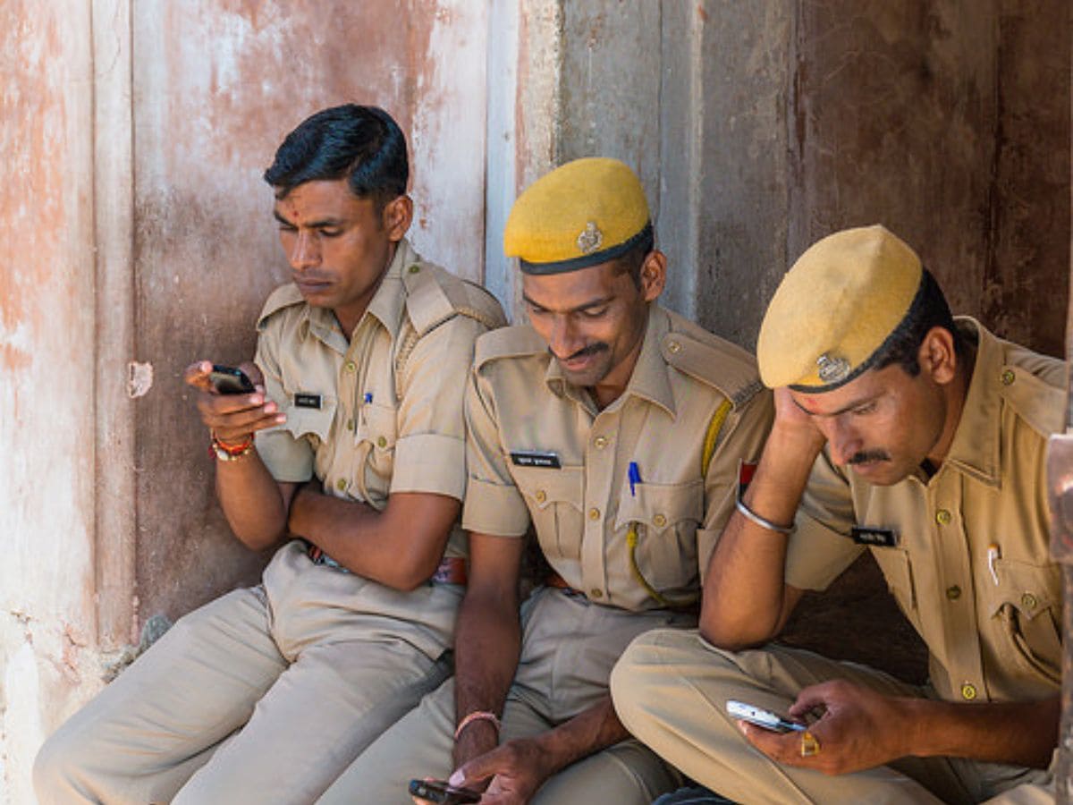 पटना में पुलिसकर्मियों के लिए स्मार्टफोन पर बैन, नए आदेश हुए जारी पटना में पुलिसकर्मियों के लिए स्मार्टफोन पर बैन, नए आदेश हुए जारी
