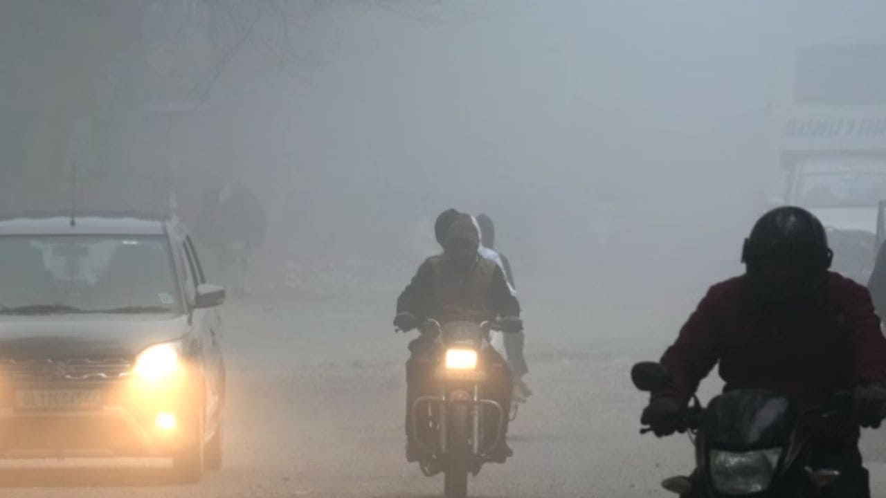 Delhi Weather Today: दिल्ली में मौसम ने दिखाए नए रंग, ठंड से राहत के बाद अब फिर बढ़ेगी सर्दी