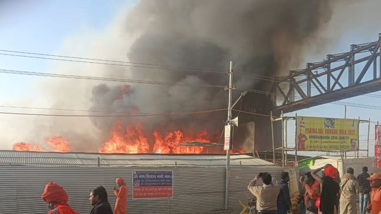 Mahakumbh Fire News: प्रयागराज महाकुंभ में भीषण आग, सिलेंडर फटने से 25 टेंट जलकर खाक Mahakumbh Fire News: प्रयागराज महाकुंभ में भीषण आग, सिलेंडर फटने से 25 टेंट जलकर खाक