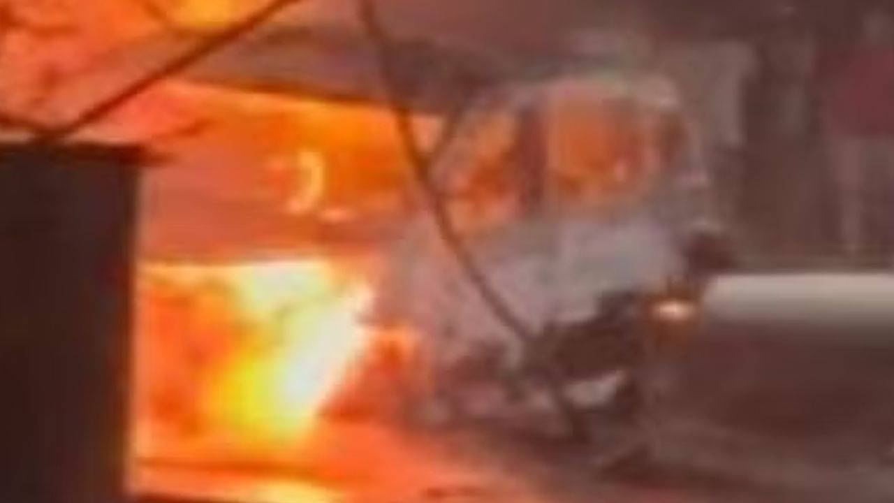 जयपुर में चलती कार बनी आग का गोला, चालक गंभीर रूप से झुलसा