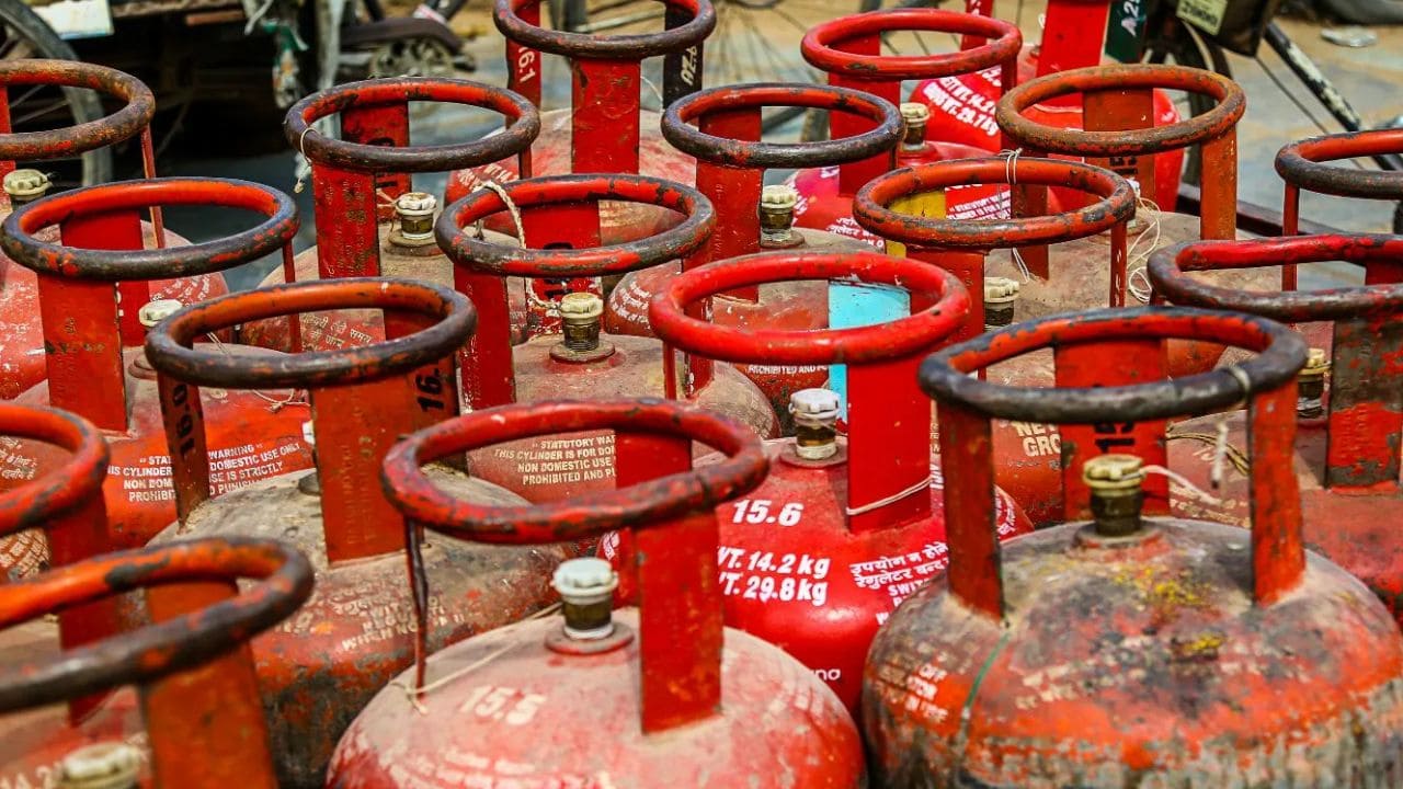 LPG Gas Cylinder Price Hike: रसोई गैस सिलेंडर हुआ 50 रुपये महंगा, इस दिन लागू होगी नई रेट LPG Gas Cylinder Price Hike: रसोई गैस सिलेंडर हुआ 50 रुपये महंगा, इस दिन लागू होगी नई रेट