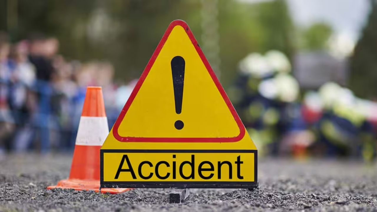 मुजफ्फरनगर में भीषण सड़क हादसा, ट्रैक्टर-ट्रॉली से टकराई कार, परिवार के 4 सदस्यों की मौत